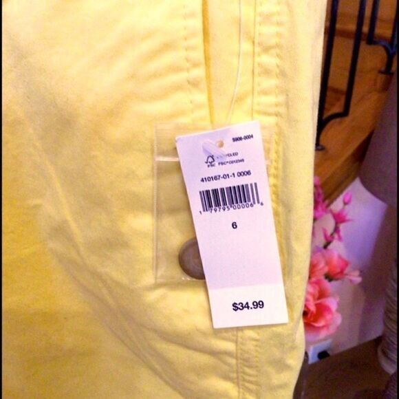 GIRLFRIEND KHAKIS BY GAP BRIGHT SUNFLOWER YELLOW SHORTS 6 NWT - Picture 5 of 13